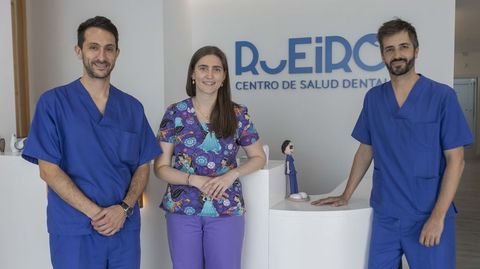 Fernndez Milln, Garca Mato y Fernndez Fernndez (de izquierda a derecha), en el centro de salud dental Rueiro de Bertamirns.