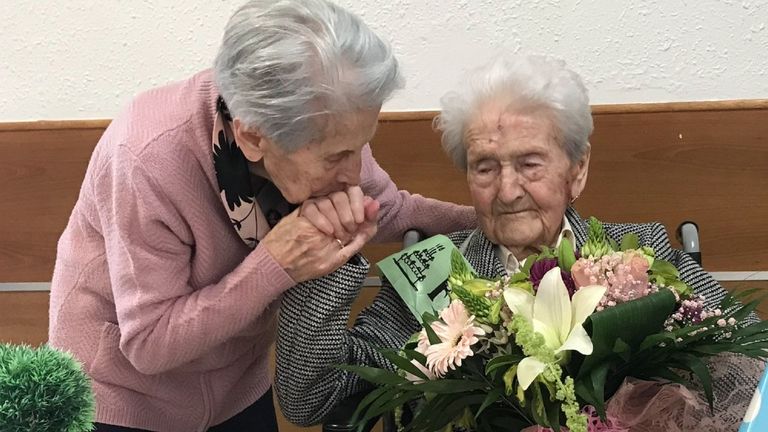 Josefa Vez (a la derecha), junto a una compañera de Residencia, en su último cumpleaños.
