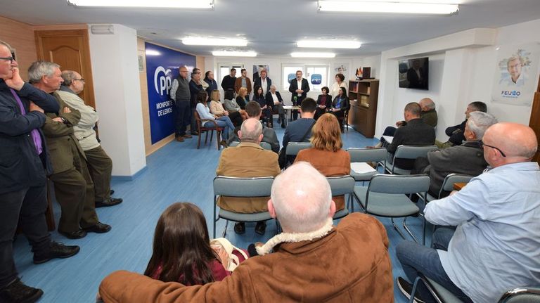 Militantes del PP, en la sede del partido en Monforte, durante la presentación de los candidatos