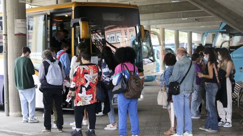 Passageiros que embarcam no autocarro com destino a A Corua, na estao de Ferrol