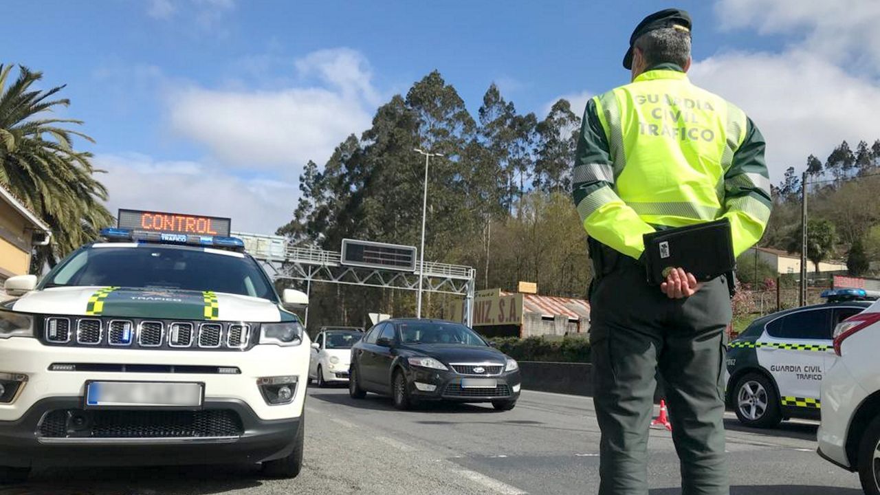 El humo de los incendios de Portugal, en el cielo de Galicia.Un agente vigila la circulacin en un control de alcoholemia.