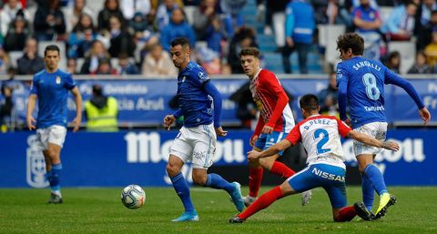 Tejera, con Sangalli al lado y Nieto detrs, conduce un baln ante el Sporting