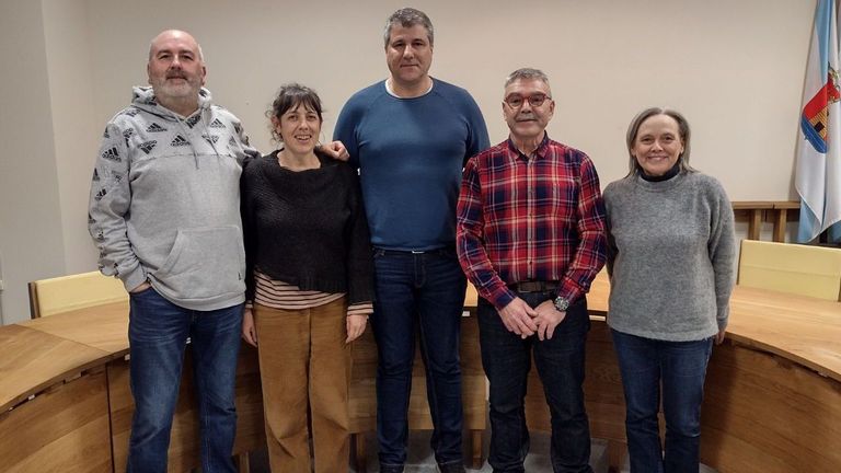 El alcalde de Corcubión, acompañado de los ediles salientes, los nacionalistas María Bella y Lois Lado, y de los concejales que tomarán posesión, seguramente, en marzo, Pilar Tubío y Juan Carlos Cristino