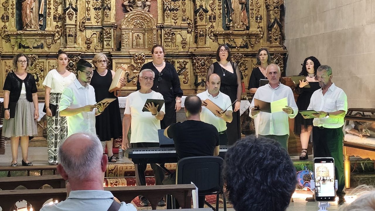 Los oficios tradicionales protagonizan la Festa Etnogr�fica de Lo�o�.Recital del coro de c�mara Kantantibus, en la iglesia de Sobrado do Bispo, dentro del fesrtival EmularT