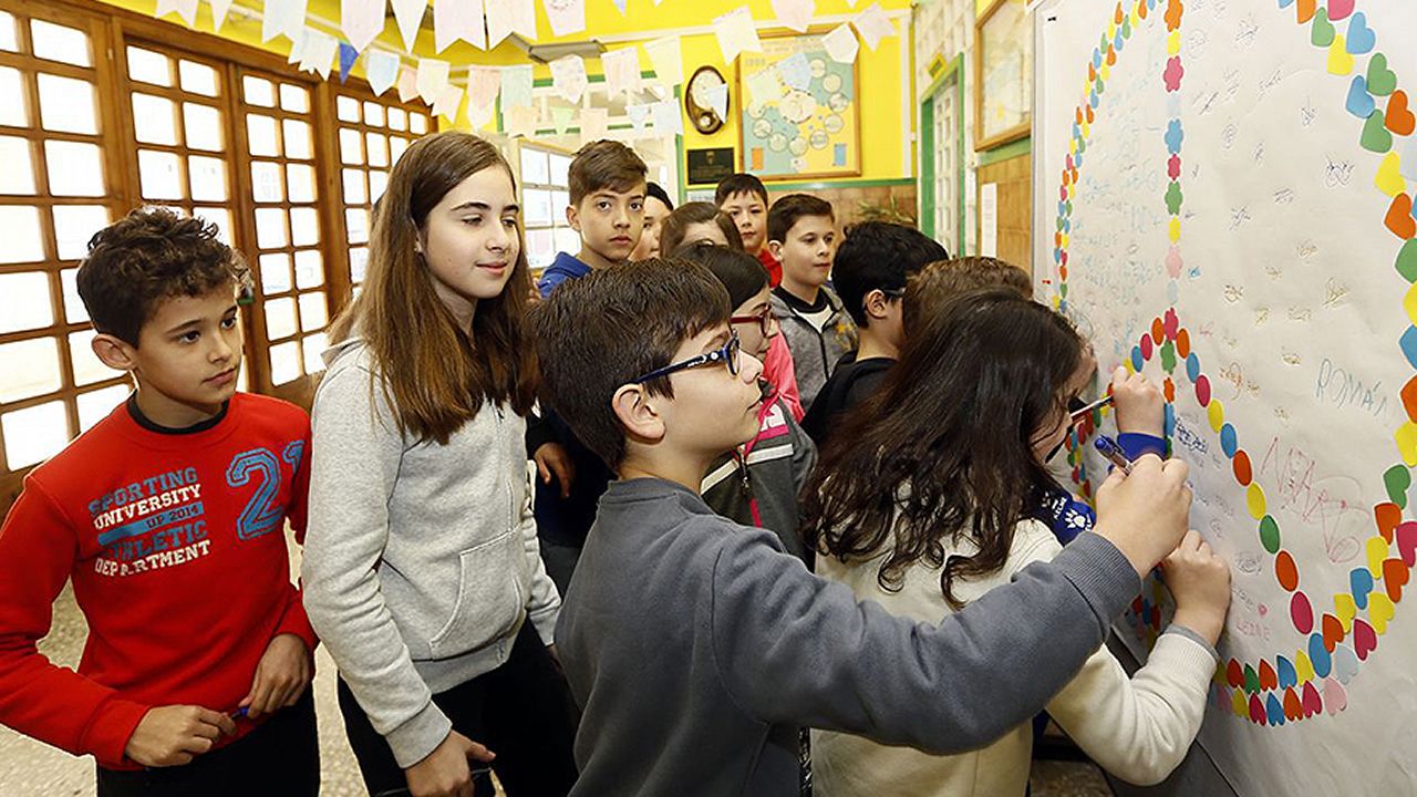 Playas en la provincia de A Coru&ntilde;a.Lara Oubi&ntilde;a, 8 a&ntilde;os, Vilagarc&iacute;a. Es su postre preferido. &laquo;Para m&iacute; es bastante f&aacute;cil porque lo hago mil veces&raquo;, cuenta Lara, al tiempo que detalla minuciosa cada paso de la receta. Una receta le ense&ntilde;&oacute; su abuela Manola, &laquo;mi cocinera favorita&raquo;. De hecho, confiesa, &laquo;estoy deseando que acabe el curso para irme a casa de mi abuela. All&iacute; es donde m&aacute;s cocino. Y este verano quiero hacer helados&raquo;.