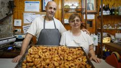 José Rosendo y Mari posan con las rosquillas que preparan cada día en O Forno da Hermida, en Celanova