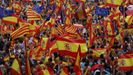 Miles de catalanes, con la Constitucin. El 30 de septiembre, el da antes del referendo ilegal. los manifestantes contra el secesionismo desbordaron la plaza de Sant Jaume. Llevaban banderas espaolas, catalanas y europeas. 