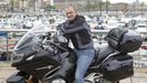 En la imagen, Daniel Castromil, retratado a lomos de su BMW en el muelle ferrolano de Curuxeiras