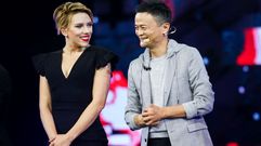 La actriz Scarlett Johansson, junto al presidente de Alibaba, Jack Ma, durante la gala de presentacin del evento