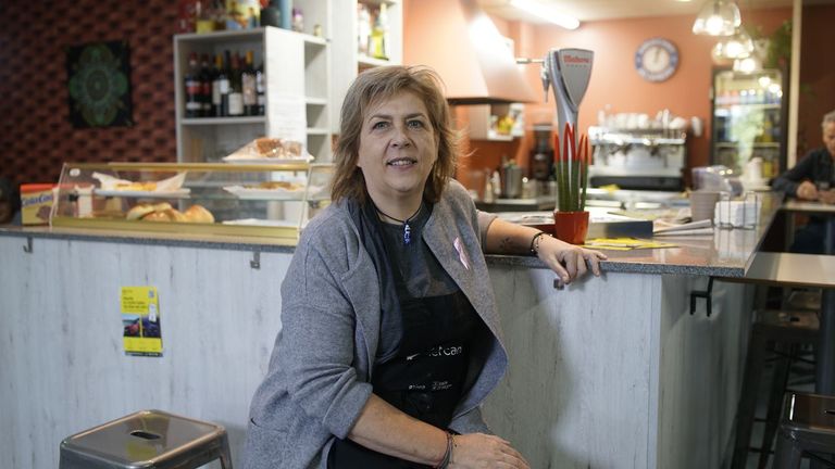 Inés Vega, en su cafetería en la plaza de abastos de Ourense