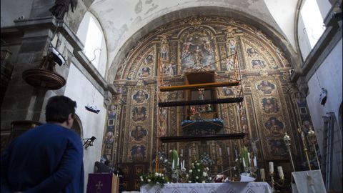 Aunque simule su esplendor de antaño, lo que ahora cubre la pared del altar es una fotografía en tela del retablo original