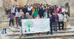 Alumnos y profesores estuvieron acompaados por el agente forestal Xos Santos, del colectivo Amigos das rbores, y de la alcaldesa de Xinzo Elvira Lama