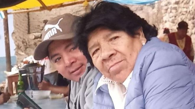 El malogrado joven Miguel ngel Reyes Cornejo, de 28 aos, con su abuela Alicia Trujillo.