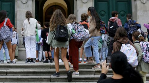 Imagen de estudiantes de secundaria y bachillerato entrando en su instituto, en A Corua