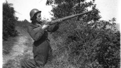 Una miliciana apuntando su fusil en la avanzadilla de Villagermonde en el Frente de Luarca, el 13 de agosto de 1936