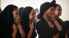 Un grupo de mujeres lloran durante un acto en recuerdo de los siete miembros de la tripulacion fallecidos en el accidente, en el que perecieron todos los ocupantes