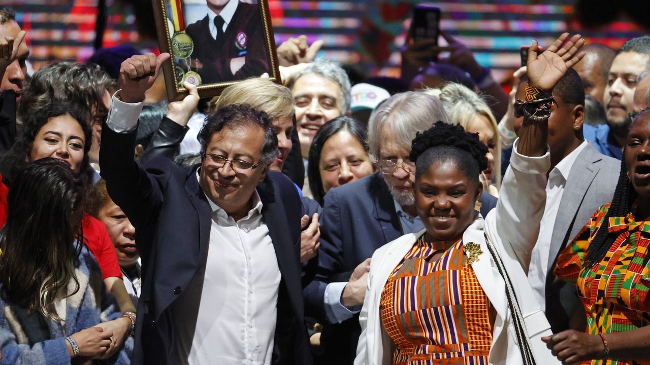 Gustavo Petro celebra junto a  la vicepresidencia electa, Francia Márquez, el triunfo en las presidenciales de Colombia.tras obtener 11.270.944 votos, equivalentes al 50,49 %,  hoy en el Movistar Arena en Bogotá (Colombia). E