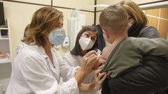 Un nio pequeo recibe la vacuna contra la gripe en el Hospital Arquitecto Marcide de Ferrol