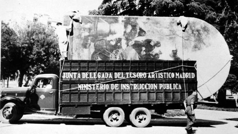 Un traslado de obras de Madrid a Valencia, durante la Guerra Civil. Muchas de esas obras volvieron al Museo del Prado y de ahí, en 1941, algunas fueron entregadas a la Diputación de Asturias. Hoy están en el Museo de Bellas Artes asturiano