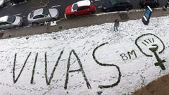 Un eslogan del 8M escrito sobre la nieve, en Oviedo