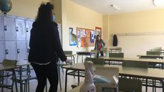 Varias docentes del IES Monte Naranco, separando mesas