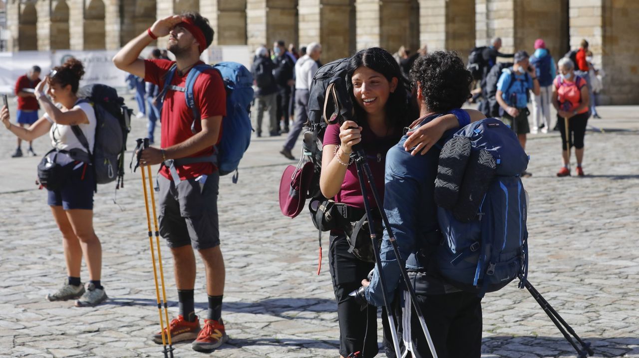 Peregrinos a su llegada a la praza do Obradoiro en octubre del 2021