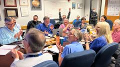 Los cientficos del equipo de vuelo de la Voyager I celebran el xito de la reparacin en una sala de conferencias del Laboratorio de Propulsin a Chorro de California