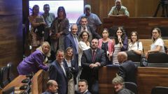 El presidente del Principado, Adrián Barbón (c), y diputados del PSOE y de IU en una imagen de archivo