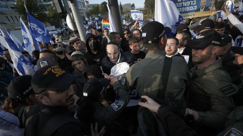 La policía israelí trata de separar a los partidarios del Gobierno de los manifestantes antigubernamentales.