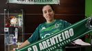 Silvia lleva puesta la nueva equipacin del Arenteiro