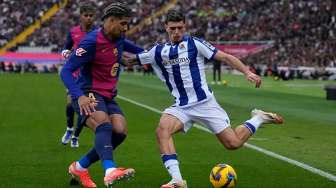 Javi L�pez, ante Raphinha, durante un Barcelona-Real Sociedad