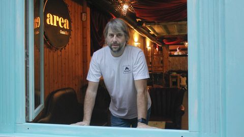 César Freire, retratado en el Area Oasis Bar de la calle Magdalena, que hoy mismo sube la persiana tras más un año sin actividad. En concreto, desde finales de agosto del 2020.