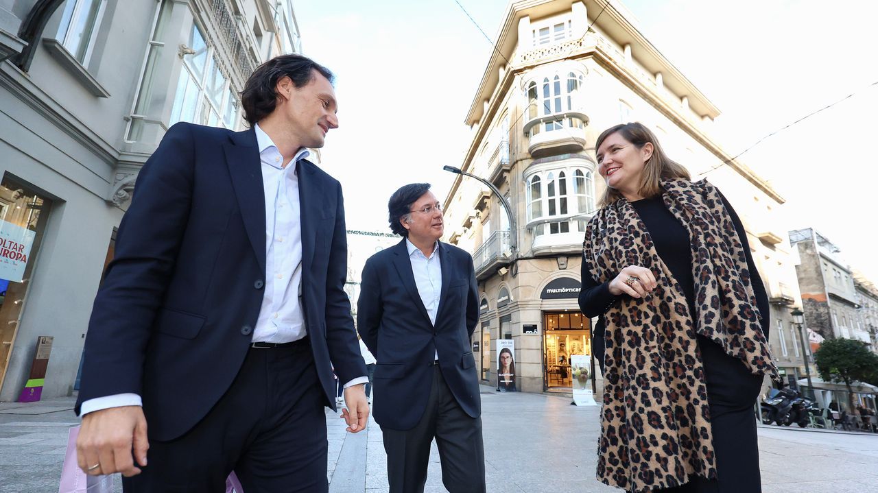 Borja R�os, Javier Ruiz y Tania �lvarez ante la nueva sede de la compa��a en el Pr�ncipe.