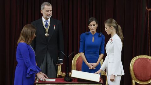 La princesa Leonor jura la Constituci�n ante la presidenta del Congreso, Francina Armengol