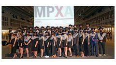 Los alumnos de la promoción 2019-2020 posaron en una foto de grupo tras la celebración de la graduación