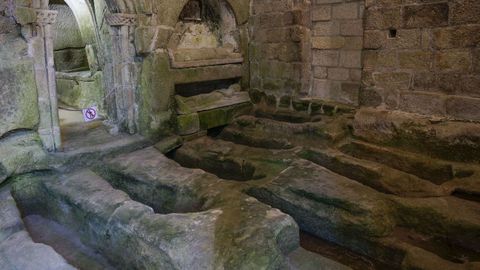 San Pedro de Rocas, en Ourense, tiene varios sepulcros antropomrficos