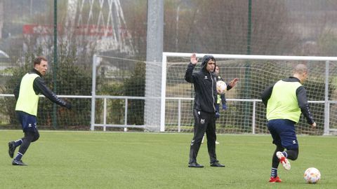 El cuerpo técnico de Antonio Fernández dirigió el primer entrenamiento tras la destitución del técnico