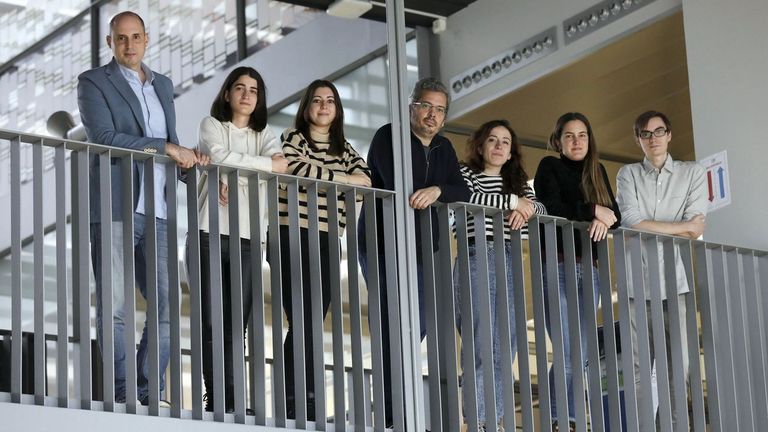 José Tubío, a la izquierda, el investigador responsable del proyecto con parte de su equipo en el Cimus de Santiago