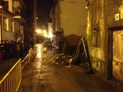 Los restos del muro se esparcieron por la calle de la Cruz Verde