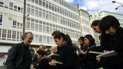 Estudiantes de arquitectura de la Universidad de Pars, en A Corua en el 2002, acompaados por el profesor de la escuela de A Zapateira Xos Lois Martnez Surez