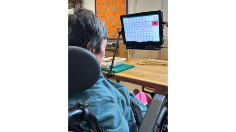 Raquel utilizando su nuevo soporte de comunicaci�n