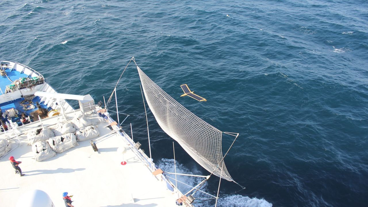 Un dron de Marine Instruments empleado en vigilancia pesquera saliendo de un buque en uno de los ejercicios militares internacionales en los que culminó con éxito sus misiones