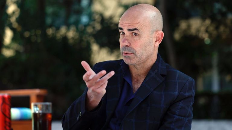 Eduardo Sacheri, escritor argentino: «Nuestras únicas certezas compartidas son las Malvinas y la selección de fútbol»