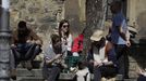 Gente bebiendo y tomando el sol en pleno barrio de Cimadevilla , en Gijn