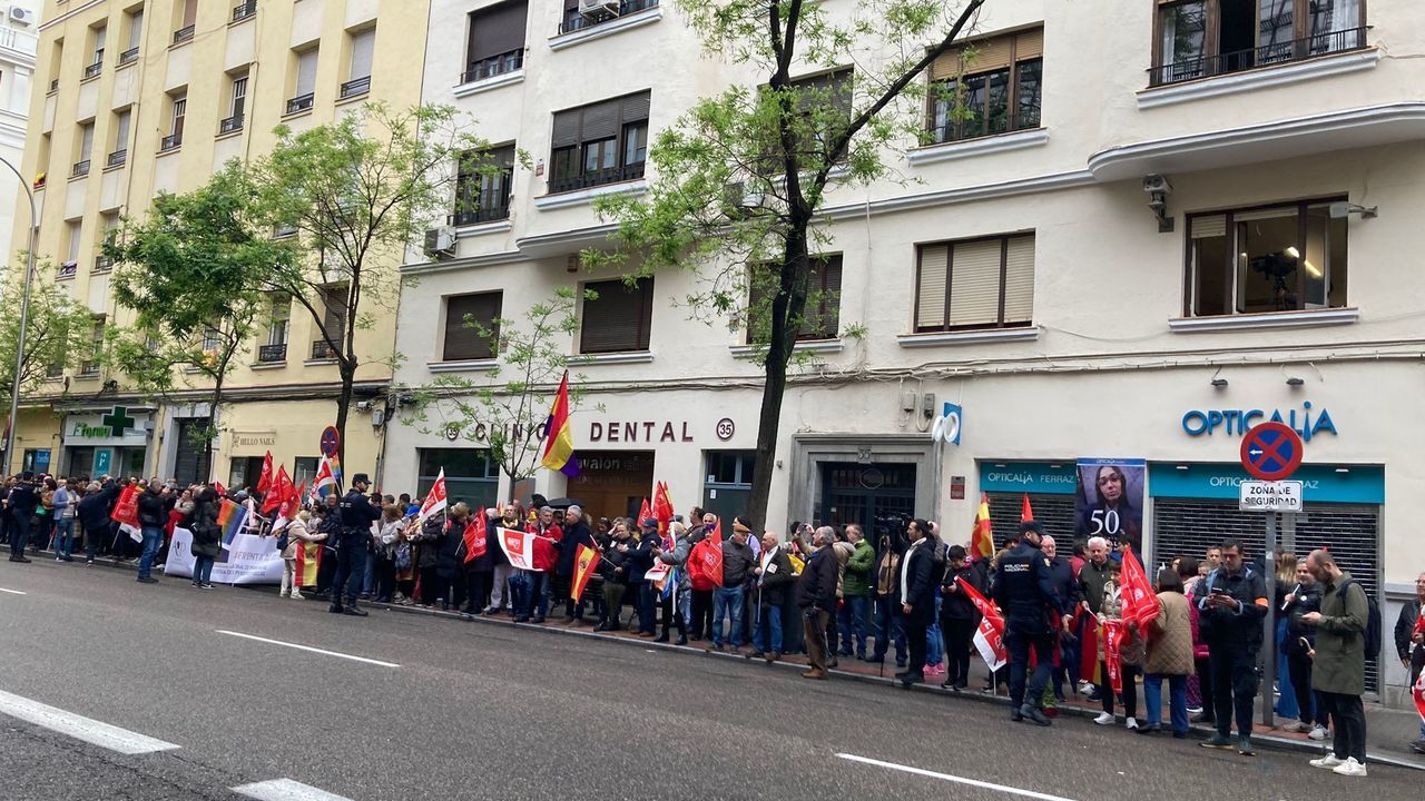 Miles de personas acuden a Ferraz para pedir a Pedro Sánchez que no dimita