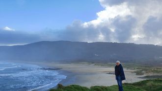 Domnguez, paseando a costa de Covas, en Ferrol -ao fondo, a praia de Ponzos-, nunha xornada de xaneiro do 2020 na que percorreu localizacins en que Wim Wenders filmou A letra escarlata (1973). 