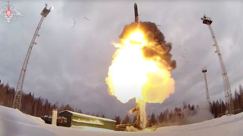 Lanzamiento de un misil balístico intercontinental Yars durante los ejercicios con fuerzas nucleares realizados por Rusia el pasado 19 de febrero