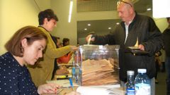 Votaciones, el pasado domingo, en un colegio electoral del sur lucense