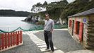Vctor Pinis en una vivienda reformada que alquila en la cala de Porto do Val, en O Vicedo