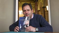 Eduardo Martínez Rico con su novela 'Confesión' en el Casino de Ferrol